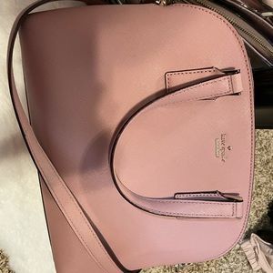 Kate spade purse. Excellent condition.